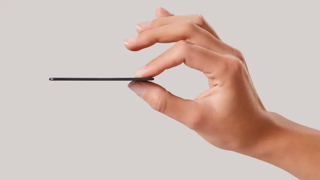 Chipolo One card thinkness